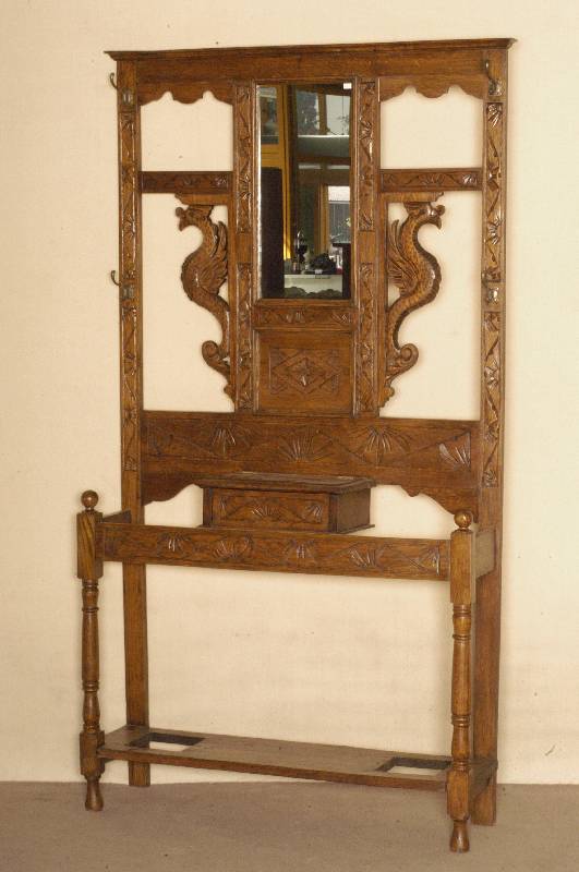 Flurgarderobe, England, um 1870, Eiche massiv, unten mit SchirmstÄnderhalterung, Gestell dekoriert mit Flachschnitzereien, Oberteil in der Mitte ...