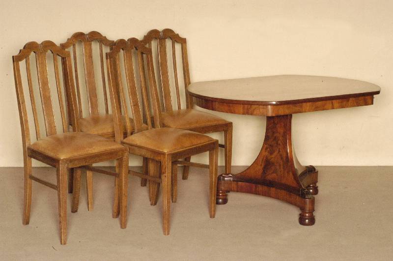 4 StÜhle, deutsch, um 1910, Jugendstil, Eiche massiv, RÜcken vertikal versprosst, sparsame Flachschnitzereien, stÄrkere Gebrauchsspuren, ca. ...