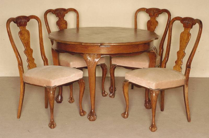 Eßzimmerensembel, deutsch, um 1910/15, bestehend aus Tisch und 4 StÜhlen, Tropenholz, Palisanderfurnier, Chippendalestil, KlauenfÜße, ...