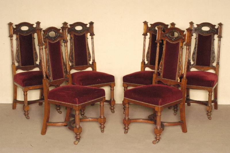 6 StÜhle, deutsch, um 1885/90, Nußbaum massiv, eklektizistischer Stil, Schnitzereien aus dem Vollholz, AkanthusblÄtter, Lorbeerkranz, Muscheln ...