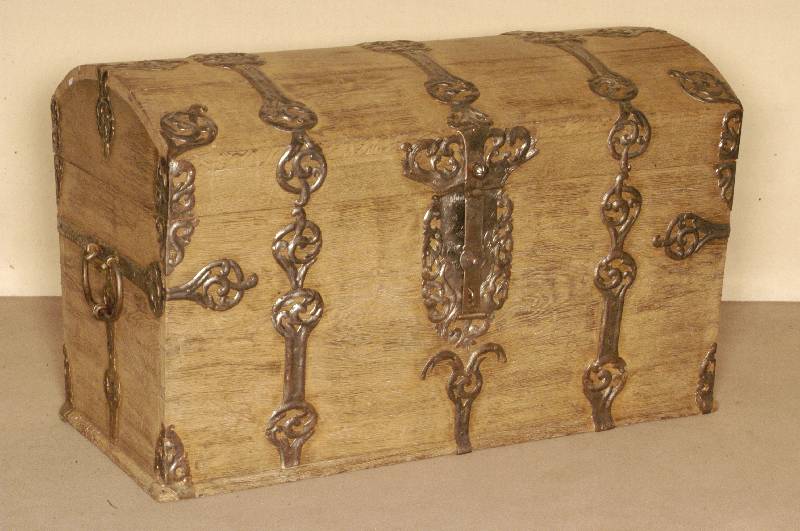 Reisetruhe, sÜddeutsch, um 1760/70, Eiche massiv, reiche EisenbeschlÄge mit Durchbrucharbeiten, mit Rocaillen und Kreuzblumen, original ...