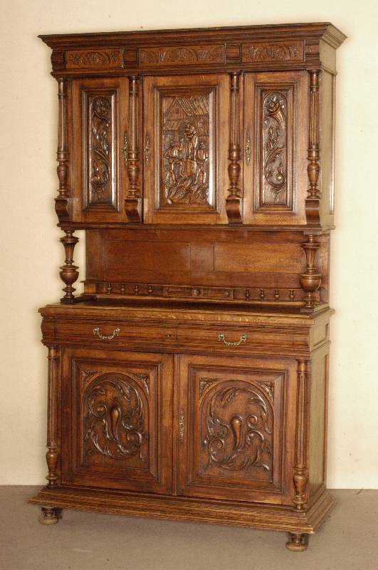 Vielzweckschrank, Belgien, um 1890/1900, Korpus Buche und Eiche massiv, bzw. Nußbaum massiv, 3-teilig, vielfach gegliedert, SÄulen gedrechselt, ...