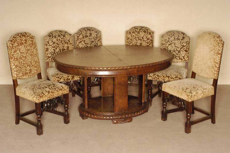 Ausziehtisch mit 6 StÜhlen, deutsch, um 1900, Tisch Korpus Eiche, Buche und Weichholz, massiv gearbeitet, Nußbaum- bzw. Wurzelnußfurnier, ...