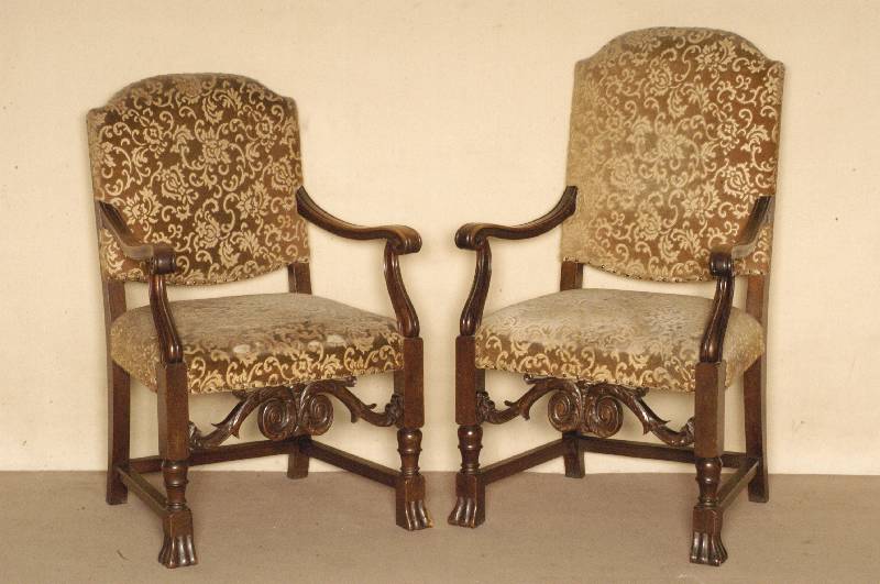 2 ArmlehnstÜhle, deutsch, um 1900/10, nach hollÄndischem Vorbild von 1720/30, Nußbaum massiv, Akanthusblattverzierung, Veluten und Rocaillen, ...