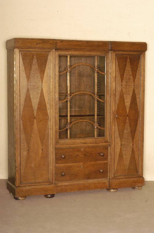Vielzweckschrank, sÜddeutsch/wohl MÜnchen, um 1904/06, NÄhe zu Bruno Paul, Eiche und Buche massiv, Eichefurnier, z.T. in Rhomben verlegt , mit ...