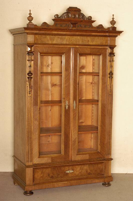 Schrank, deutsch, um 1870, GrÜnderzeit, Korpus Weichholz, Nußbaumfurnier, auf KugelfÜßen, 1 Schublade, Lisenen gerillt, in Veluten auslaufend, ...