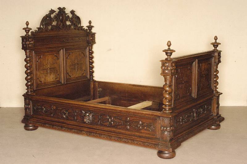 Schlafzimmer, Frankreich, um 1870, Eiche massiv, bestehend aus Bett und Kommode mit Spiegelaufsatz, Bett mit stark gedrechselten SÄulen, Fußende ...