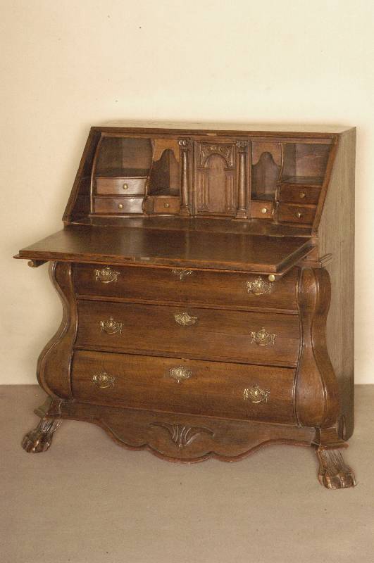 SekretÄr, Holland, um 1780, Barock, Eiche massiv, KlauenfÜße, horizontal gebogene Schubladen und SchrÄgklappe, Innenleben mit vielen ...