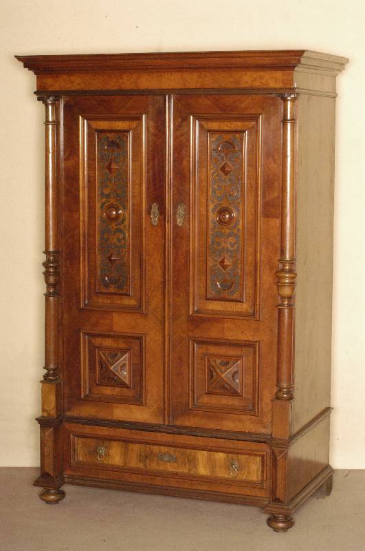 Schrank, deutsch, um 1880, GrÜnderzeit, Korpus Weichholz, Nußbaumfurnier, z.T. gespiegelt, auf KugelfÜßen, Lisenen mit vorgesetzten ...