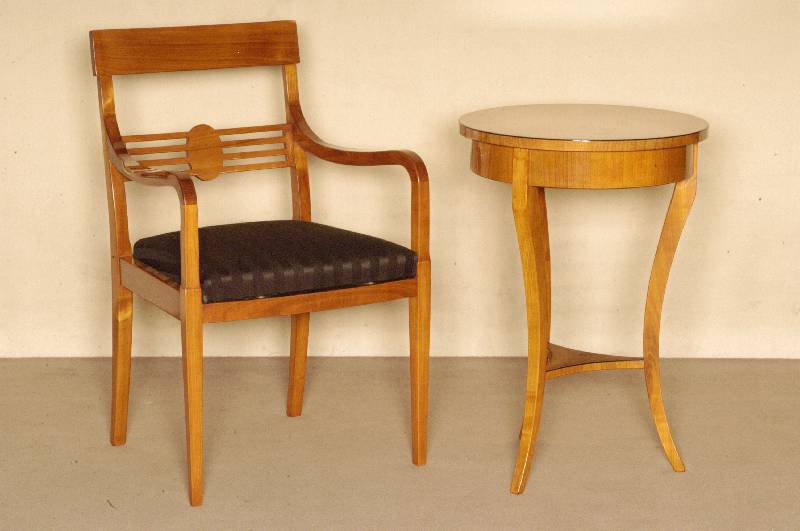 Armlehnstuhl, ArtDeco-Stil, nach altem Vorbild von 1920, Designentwurf, Kirschbaum massiv, Beine leicht konisch, RÜckenlehne verstrebt, schwarz ...