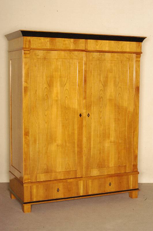 Schrank, deutsch, im Stil von 1820, Korpus Weichholz, Kirschbaumfurnier, eckige FÜße, unten mit 2 Schubladen, diese schwergÄngig, 2 TÜren, ...