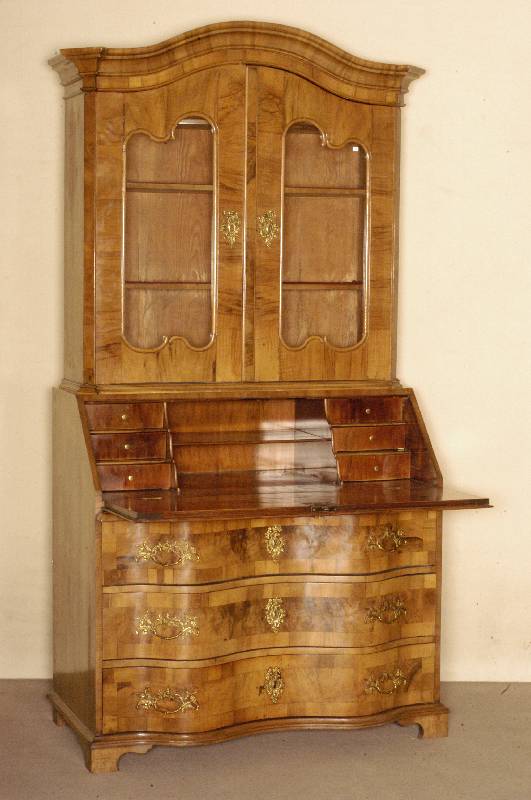 Aufsatzkommode mit SekretÄrteil, deutsch, 3 -schÜbige Kommode um 1760, Korpus Weichholz, Nußbaumfurnier, Front mit Fadenintarsien, z.T. ...
