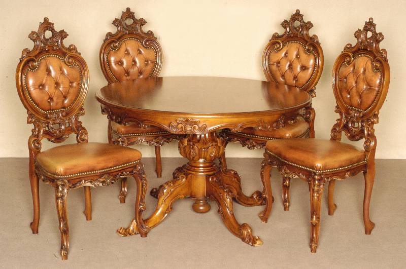 Tisch und 4 StÜhle, Italien, Barockstil, Buche massiv, nußbaumfarben, Tisch mit balusterfÖrmigem Fuß, 4-fach ausladend, wellenfÖrmige Zarge ...