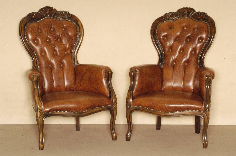 Armlehnsessel, Italien, um 1960, Louis -Philippe-Stil, Buche massiv, nußbaumfarben, gebogene Beine und RÜckenlehne, Abschluß mit kleiner Krone, ...