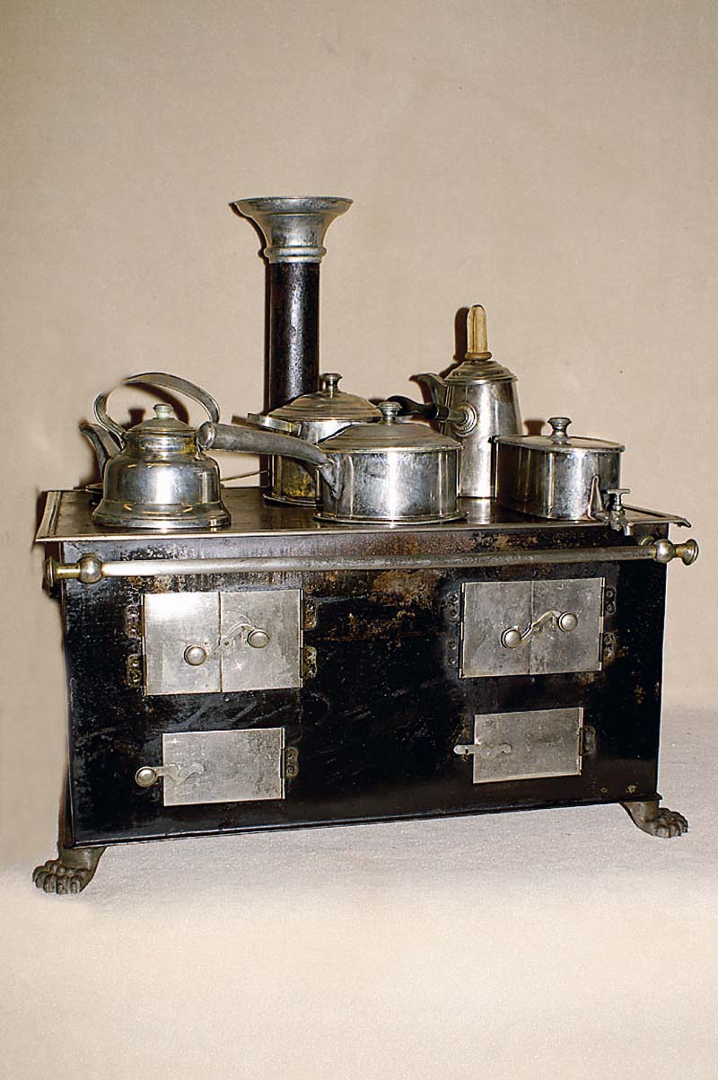 Puppenherd, deutsch, um 1900, wohl Bing, Metall, auf KlauenfÜßen stehend, mit original Wasserschiff, Stielkanne, Kasserolle, Teekanne , Pfanne ...