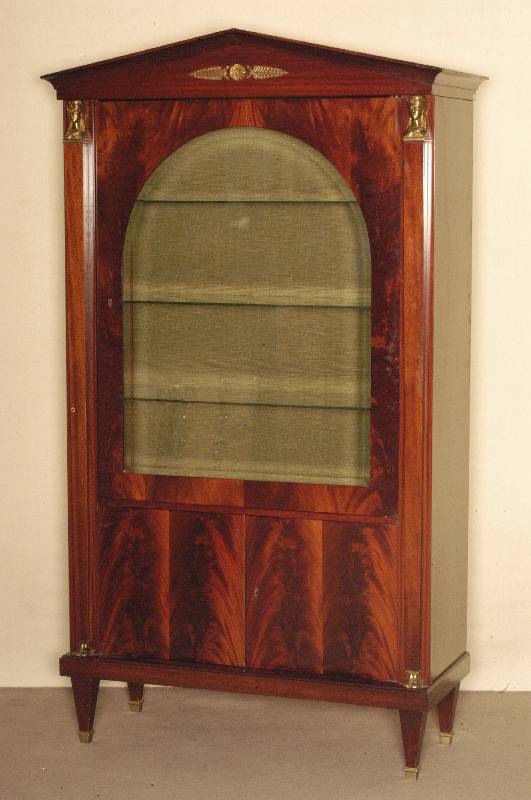 Vitrine, Frankreich, um 1920, Empirestil, Korpus Weichholz, z.T. Tischlerplatte, Mahagonifurnier, auf konischen Beinen, abgesetzt mit ...