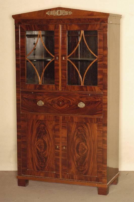 Schrank, England, um 1820, George III, Korpus Weichholz, Mahagonifurnier, ausgesuchtes Pyramidenmahagonifurnier gespiegelt, 2 TÜren, darunter ...