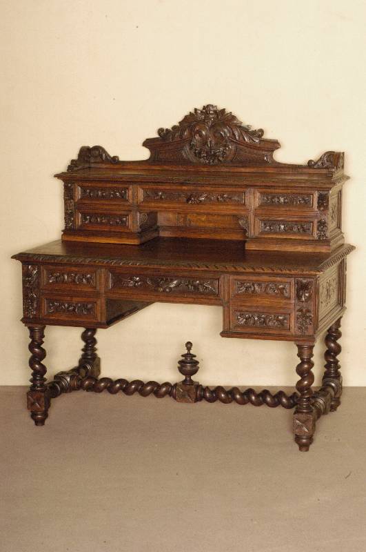 Schreibtisch mit Aufsatz, Frankreich, um 1870 , Eiche massiv, stark gedrechselte Beine, verstrebt, Lisenen dekoriert mit LÖwenkÖpfen, Aufsatz ...