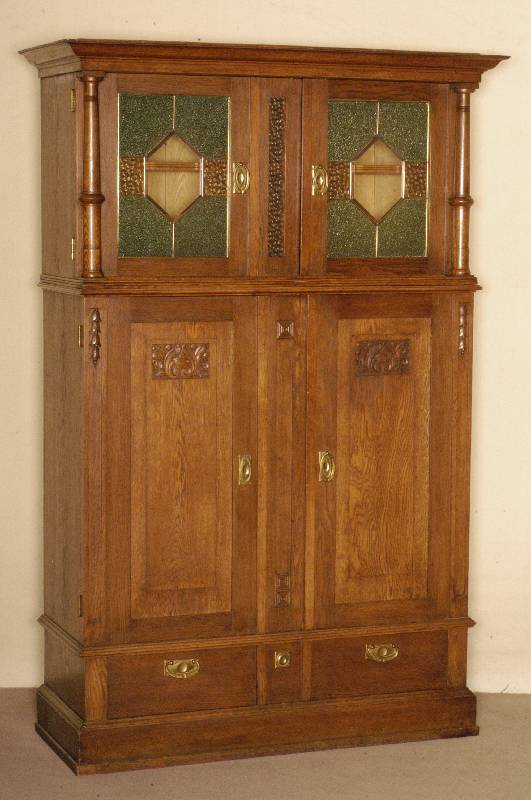 Mehrzweckschrank, deutsch, um 1900, Korpus Weichholz, Eichefurnier, Fußleiste als Sockel, Lisenen z.T. mit gedrechslten VollsÄulen, massive ...