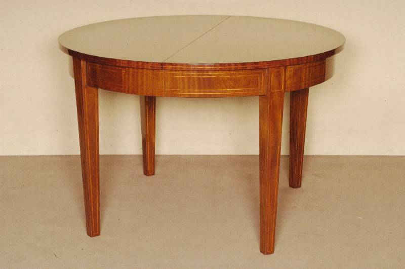 Runder Ausziehtisch, im Biedermeierstil, Mahagni massiv, Mahagonifurnier, 4 Einlegeplatten von jeweils 65 cm, Platte mit Fadenintarsien, eckige ...