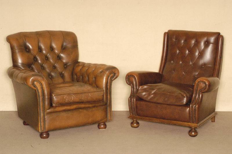 Ledersessel, im englischen Stil, braunes Rindsleder, auf KugelfÜßen, RÜckenlehne geheftet und genoppt, Gebrauchsspuren, ca. 90x86x87 cm, Sh. 43 ...