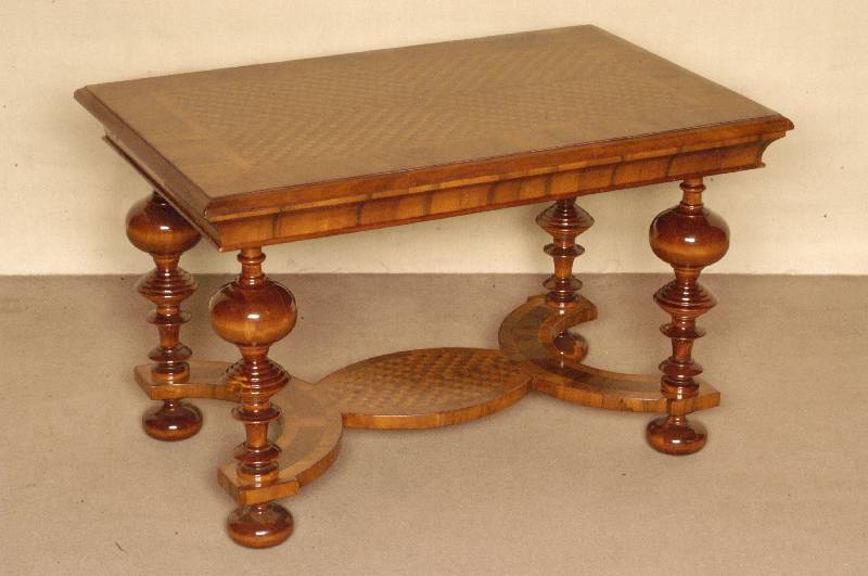 Beistelltisch, deutsch, Barockstil, Korpus Weichholz, Nußbaum massiv, Nußbaumfurnier, gedrechselte Hochbeine, von KugelfÜßen getragen, untere ...