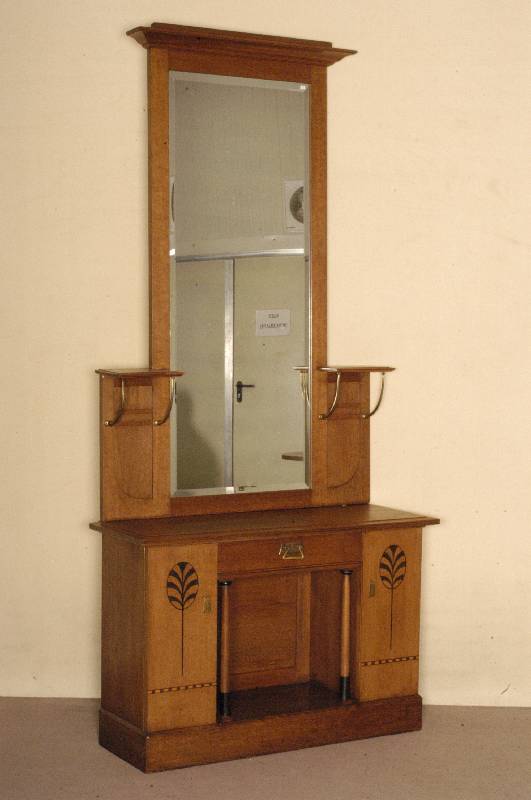 Großer Spiegelaufsatz, deutsch, um 1910, Eiche massiv, z.T. furniert, seitlich TÜren mit Ebenholzintarsien, mittig Freifach mit freistehenden ...