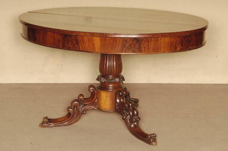 Ovaler Ausziehtisch, deutsch, um 1860, Louis -Philippe, Korpus Weichholz, Pyramidenmahagonifurnier gespiegelt, gedrechselter Fuß, 3-fach ...