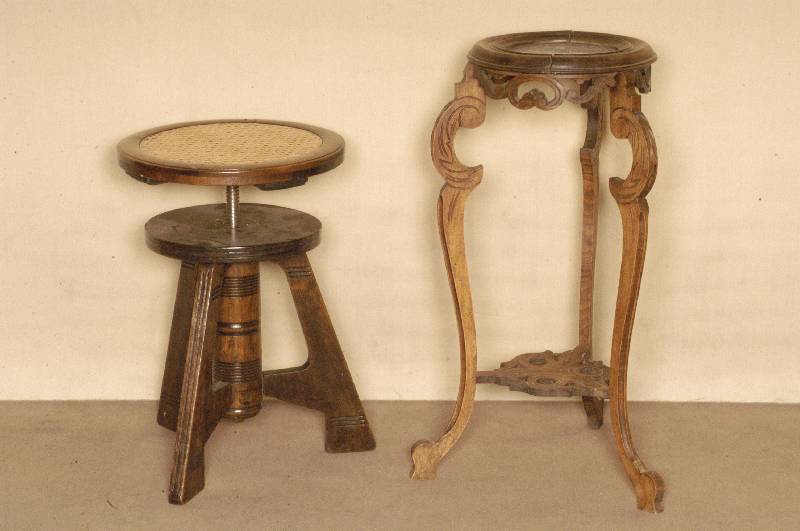 Klavierhocker, deutsch, um 1910, Buche massiv, nußbaumfarben, SitzflÄche mit Korbgeflecht, in der HÖhe verstellbar, Gebrauchsspuren, H. ca. 48 ...
