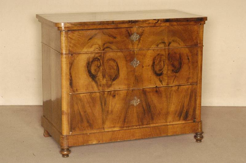 Kommode, sÜddeutsch, um 1850, Korpus Weichholz, Nußbaumfurnier, Front mit ausgesuchtem Wurzelfurnier, BeschlÄge und SchlÖsser original, ...