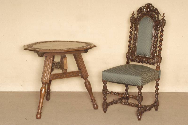 Beistelltisch, deutsch, um 1880, Eiche massiv, 3 gedrechselte FÜße, verstrebt, 8 -eckige Platte mit umlaufendem Akanthusblattdekor geschnitzt, ...