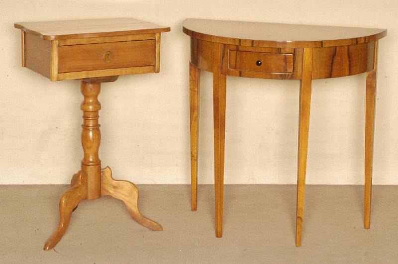 NÄhtisch, deutsch, um 1870, Louis-Philippe, Kirschbaum massiv, gedrechselter Fuß, 3-fach ausladend, 2-schÜbig, obere Schublade mit schÖnem ...
