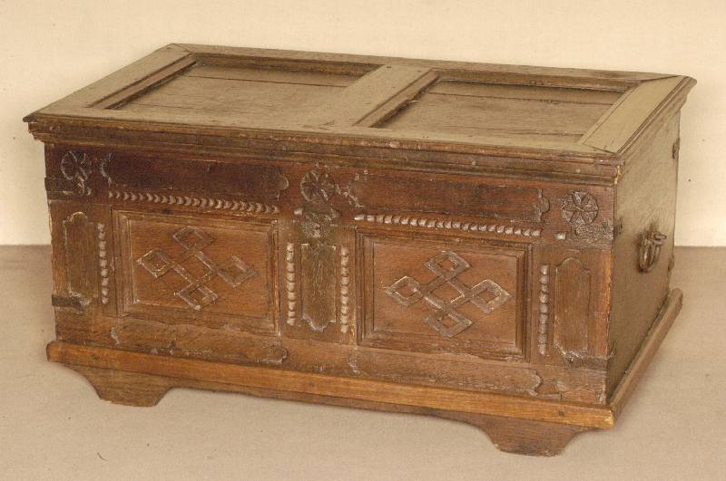 Kleine Truhe, norddeutsch, um 1780, Eiche massiv, Front dekoriert mit Flachschnitzereien , Deckel gerahmt, Fußleiste und Boden wohl sekundÄr, ...