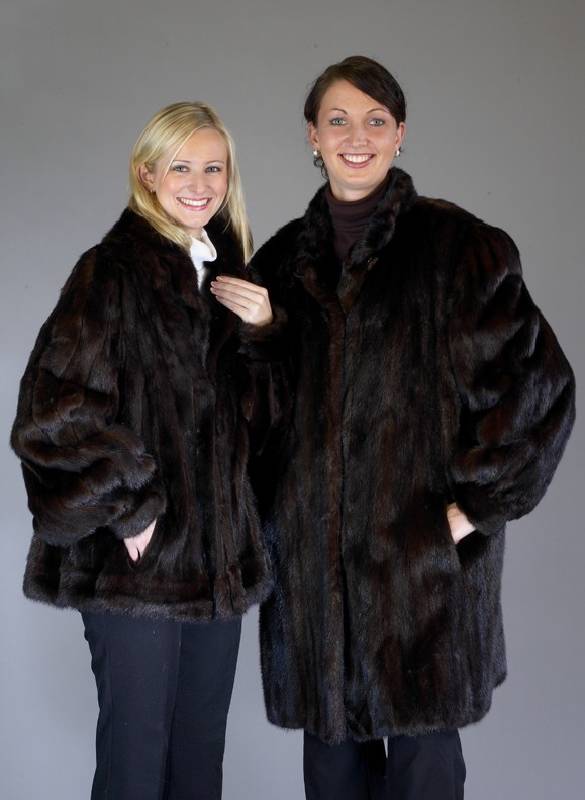 Konvolut 2 Nerzjacken, Gr 44/46, Longjacke, dunkelbraune Felle, Innenfutter aus dunkel- brauner Seide, 2 seitl. Einschubtaschen, Steh- kragen mit ...