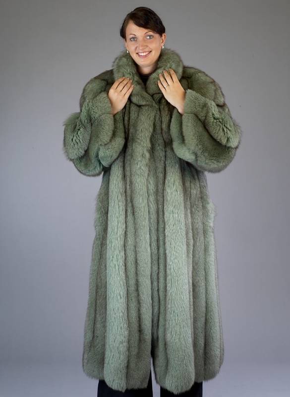 Blaufuchsmantel, Gr. 42, gefedert, grÜn/grau eingefÄrbt, 2 seitl. Einschubta- schen, grÜnes Innenfutter, RÜckenl. ca. 131 cm