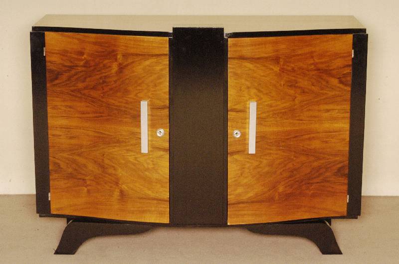 ArtDeco-Sideboard, Frankreich, um 1920, kaukasischer Nußbaum gespiegelt furniert, teilweise schwarz abgesetzt, geschwungene, abschließbare ...