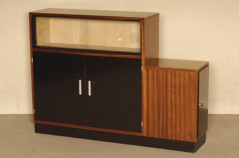 ArtDeco-Barschrank, SÜdfrankreich, um 1930, Mahagoni zum Teil schwarz abgesetzt, frei stellbar, frontseitig zweitÜrig mit typischem ...