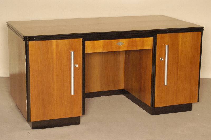 ArtDeco-Schreibtisch, Nußbaum, zum Teil schwarz abgesetzt, zweitÜrig mit Schublade, TÜren und Schublade abschließbar, frei stellbar, ...