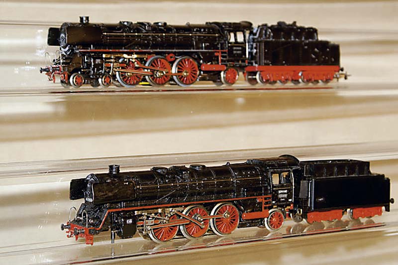 Dampflok mit Tender, MÄrklin, 50er Jahre, Spur HO, F 800 (3008), Tender nicht dazugehÖrend, Aufschrift 3027, Vorderachse der Lok lose, Teile ...
