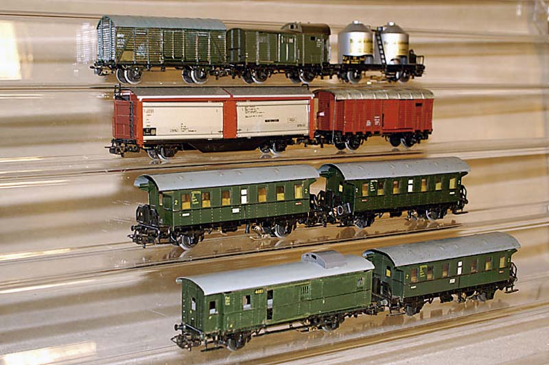 Konvolut Personenwagen, MÄrklin, 50er Jahre, Spur HO, Blech, best. aus: 3 x 4002, 1 x 4003, 1 x 329/1 und 1x 4000, alle bespielt, Fkt. nicht ...