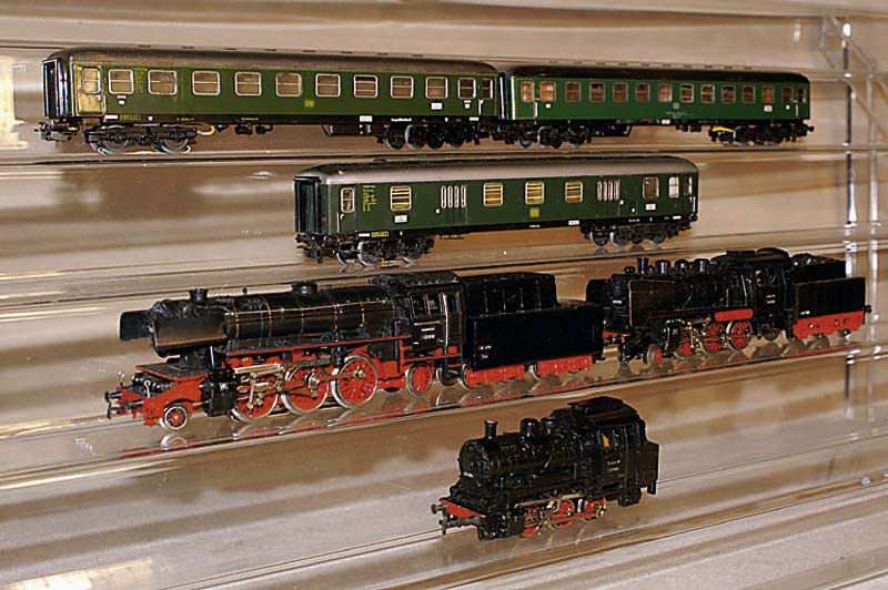 Konvolut 7 Personenwagen, MÄrklin, 60er Jahre, Spur HO, alle Blech, 3 x 4023 (1. Klasse), 1 x 4032 mit Schlußlichtern, 2 GepÄckwagen, dazu 1 x 1. ...