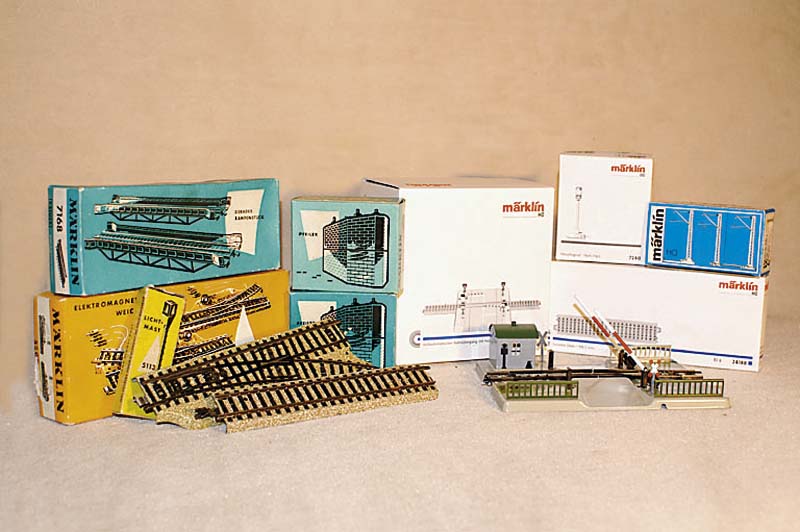 Konvolut MÄrklin-Eisenbahn-ZubehÖr, Überw. 60er Jahre, Spur HO, u.a. versch. Schienen, gerade und gebogene, gerades RampemnstÜck, ...