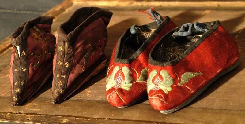 Schuhe fÜr eingebundene FÜße, China, um 1880 und um 1920, Seide, SchÄtzwert: 1600.- EURO, EHZ: 3