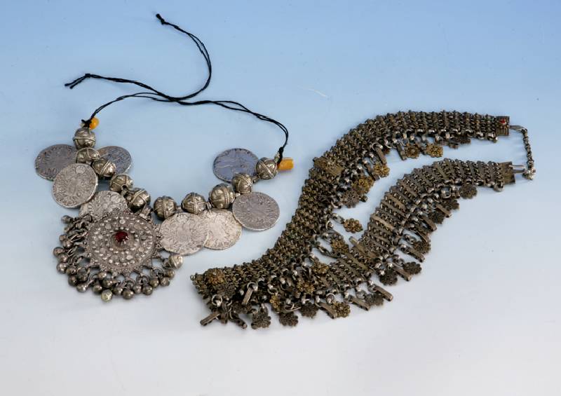 Collier Arabien wohl Jemen um 1900, 7 Ma- ria-Theresien-Taler aus der Zeit (gehenkelt), 1 Silbertaler Oman um 1900, Filigranarbeit, AbhÄngung ...