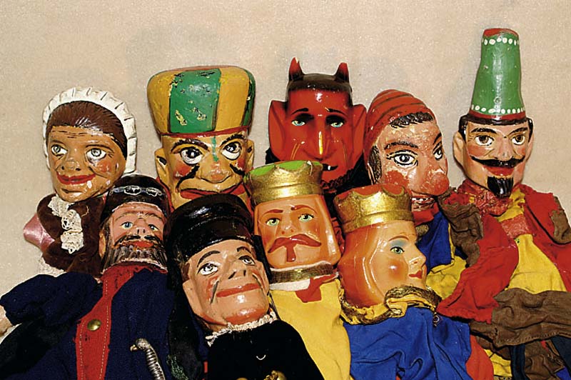 Konvolut 10 Handspielpuppen, 30er/40er Jahre und spÄter, KÖpfe aus Holz, (3xKunststoff), bunt staffiert, u.a. Kasperle, RÄuber, Großmutter, ...
