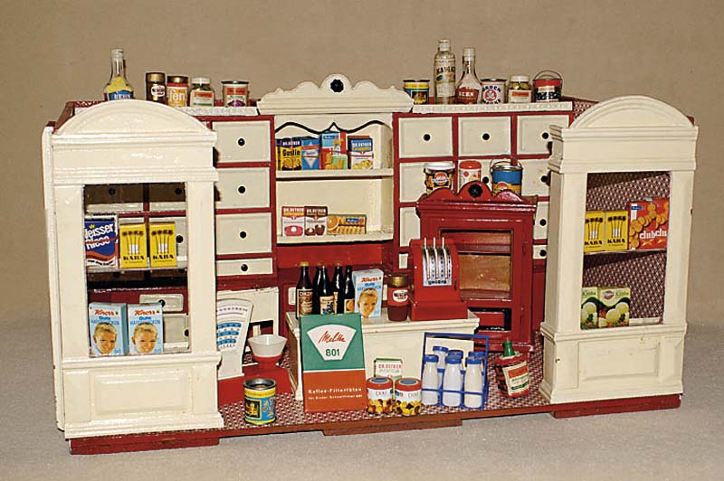 Puppenkaufmannsladen, um 1880/90, GehÄuse Holz und Metall, mit 30 MetallschublÄdchen, Stehpult, Ladentheke und Vitrine ebenfalls Metall, spÄter ...