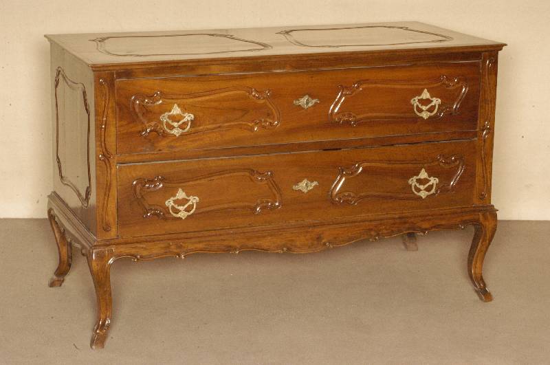 2-schÜbige Kommode, Kurpfalz/wohl Heidelberg, um 1750/60, Weichholz, Nußbaum massiv, Schnitzereien aus dem Vollholz, sogenanntes ...