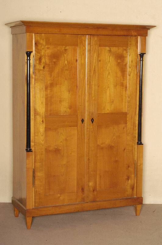 Kleiderschrank, sÜddeutsch, um 1830/40, Korpus Weichholz bzw. Kirschbaum massiv, Kirschbaumfurnier, Front auf Rahmen gearbeitet , Inlets z.T. ...