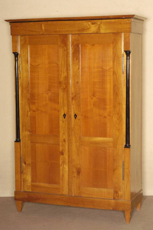 Kleiderschrank, mitteldeutsch, um 1830, Front auf Rahmen gearbeitet, Birne und Kirschbaum, Inlets gespiegelt verlegt, original Schloß und ...