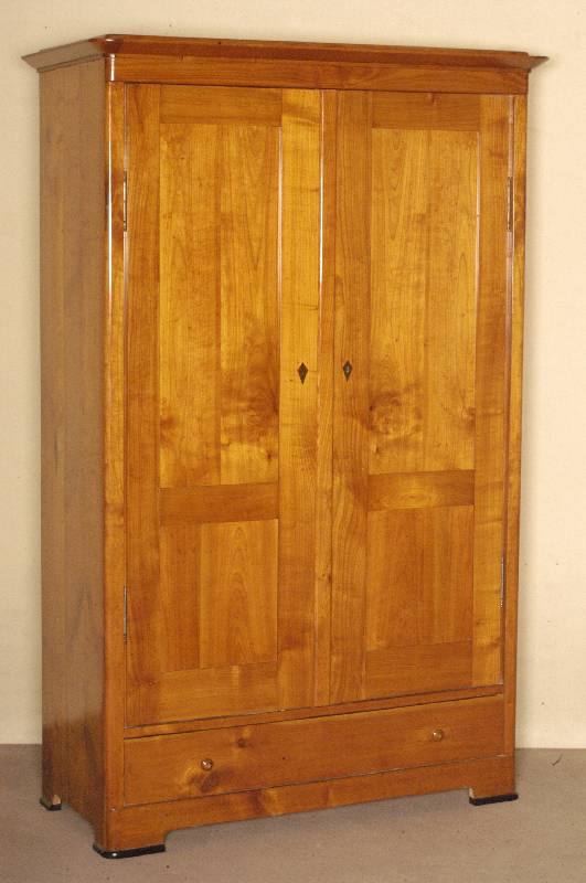 Kleiderschrank, Österreich/Ungarn, um 1830/40, Kirschbaum massiv, Front auf Rahmen gearbeitet, original Schloß und BeschlÄge, harmonischer ...